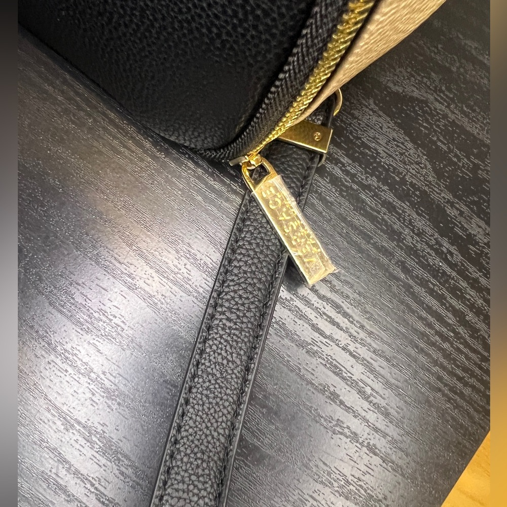 Versace Parfums Black/Gold Toiletry Pouch - Picture 4 of 13